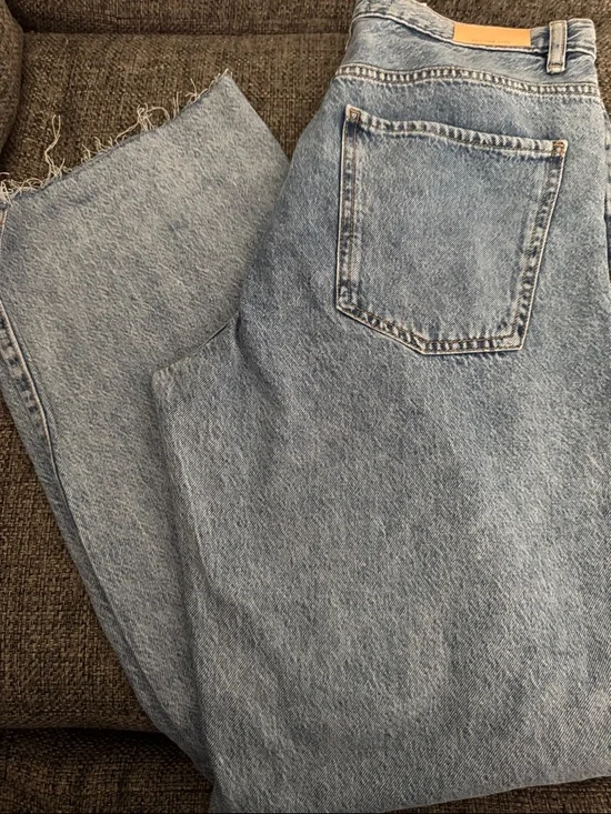 Women’s Light Wash Jeans - Classic Straight Fit - Picture 2 of 4